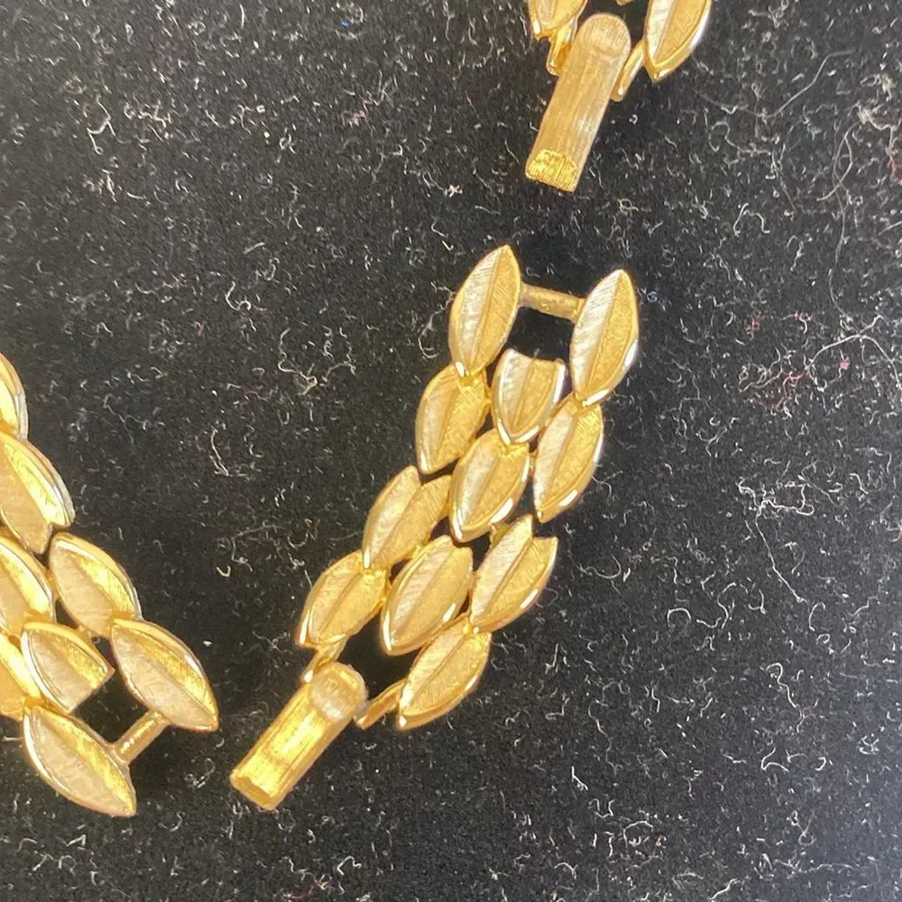 Vintage Gold 60’s Leaves Necklace.